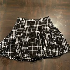 SHEIN Pleated Plaid Black Skirt size S